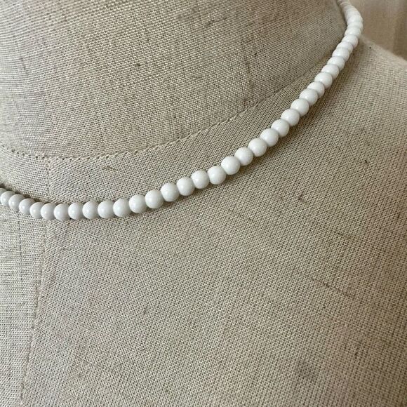 Trifari white beaded choker necklace - Picture 2 of 7